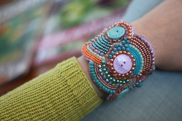 Pärlbroderat armband i lila, grönt och orange