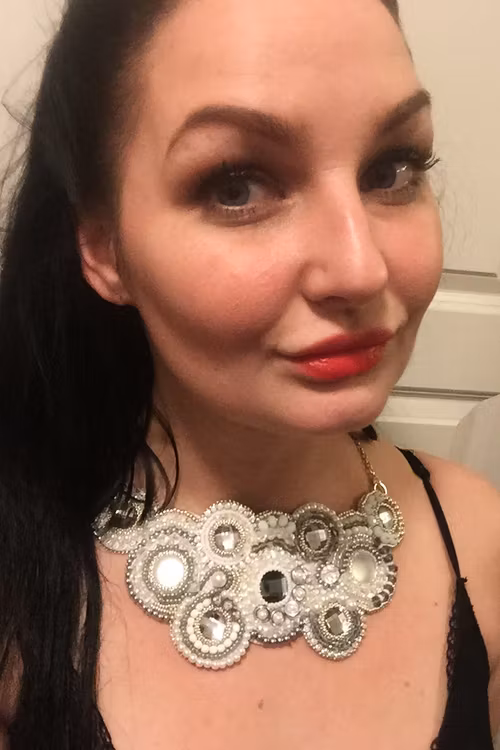 Pärlbroderat halsband i vitt och blått