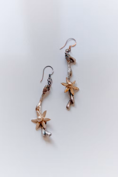 Oxiderade silverkvistar med blommor, örhängen