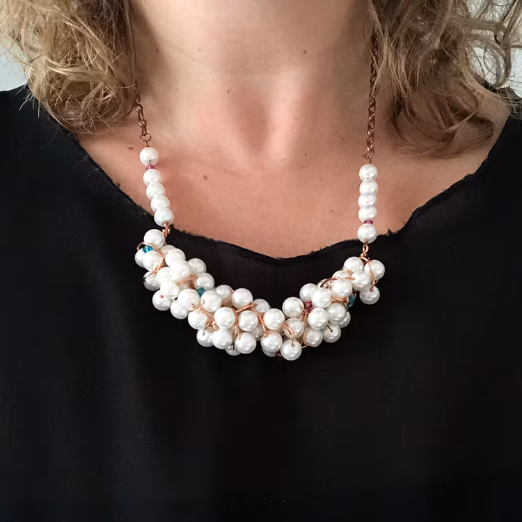 Halsband i vitt och koppar