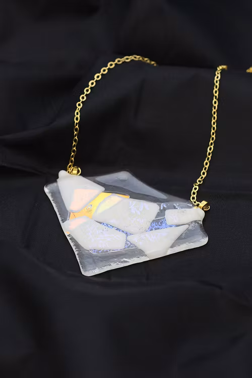 Halsband av handgjort glas i vitt