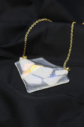 Halsband av handgjort glas i vitt