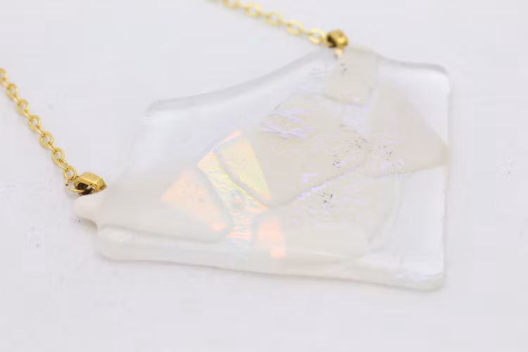 Halsband av handgjort glas i vitt