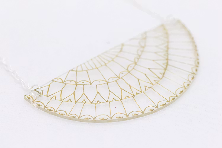 Handmålat halsband