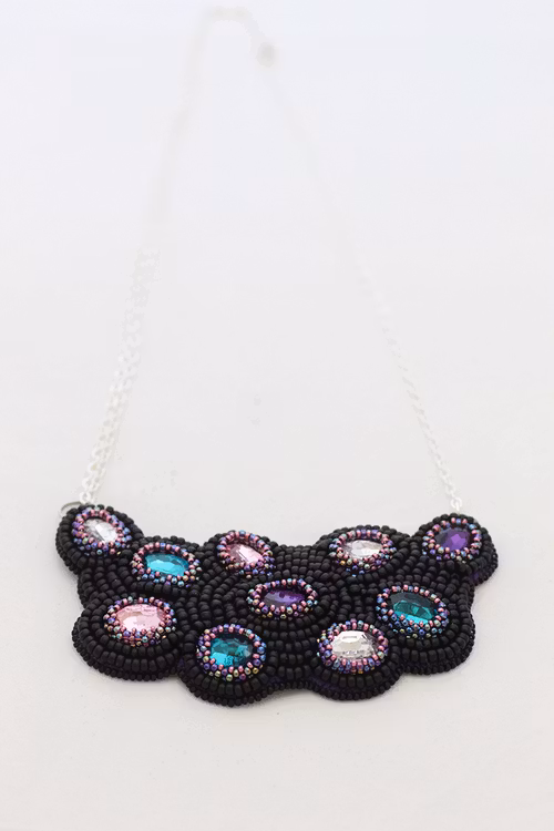 Pärlbroderat halsband