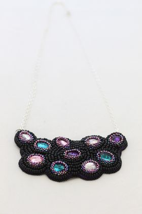 Pärlbroderat halsband