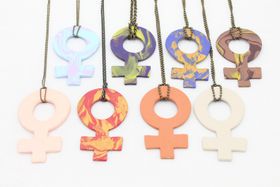 Feminist, stort hänge på kedja