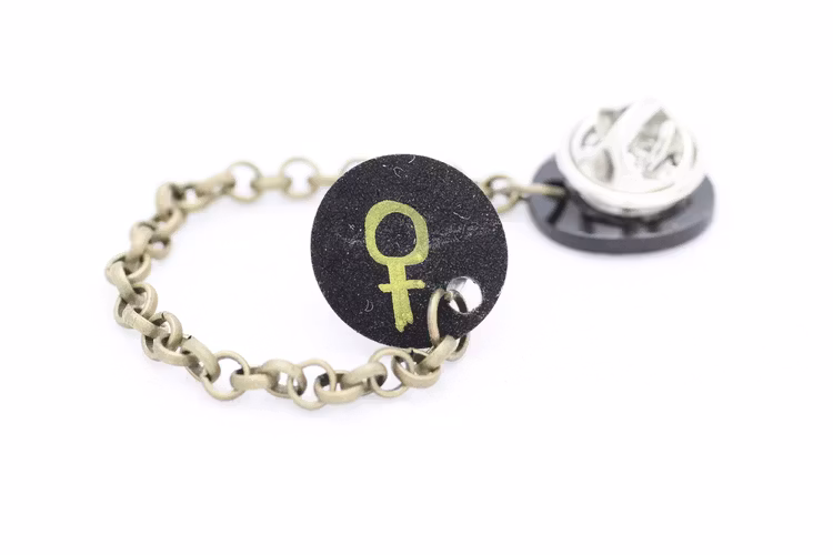 Feminist, kragbrosch