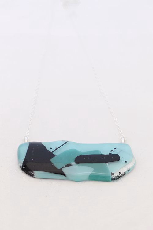 Halsband av handgjort glas i grönt och svart