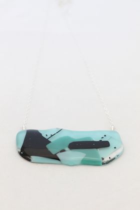 Halsband av handgjort glas i grönt och svart