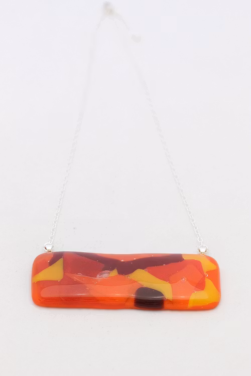 Halsband av handgjort glas i rött, gult och orange