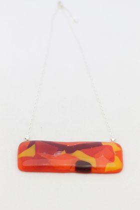 Halsband av handgjort glas i rött, gult och orange