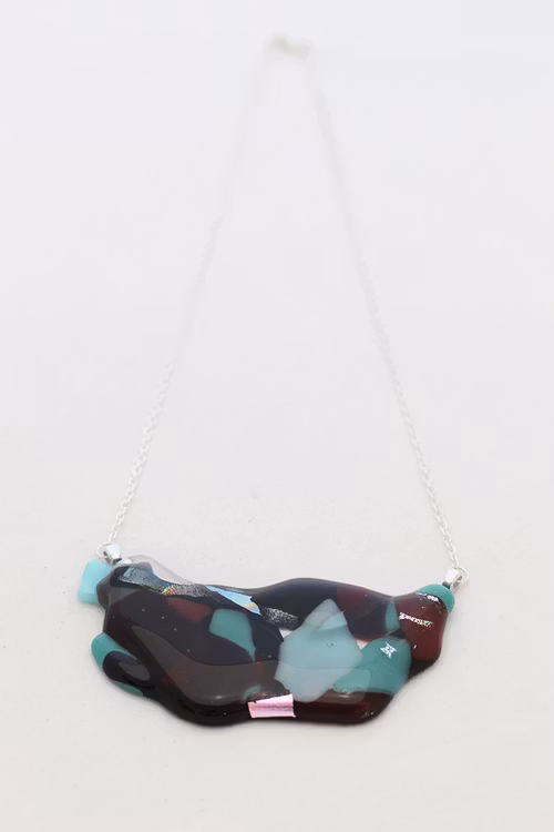 Halsband av handgjort glas i vinrött, grönt och svart