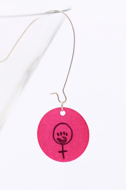 Feminist, örhänge