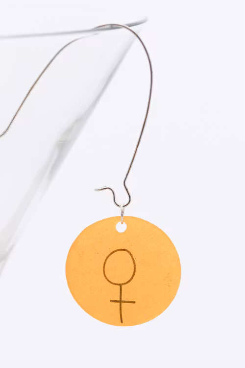 Feminist, örhänge