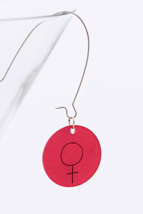 Feminist, örhänge