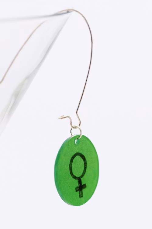 Feminist, örhänge