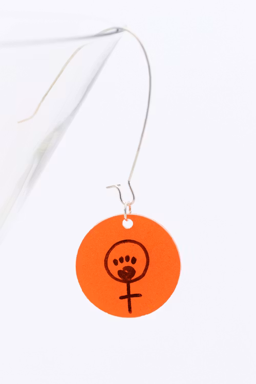 Feminist, örhänge