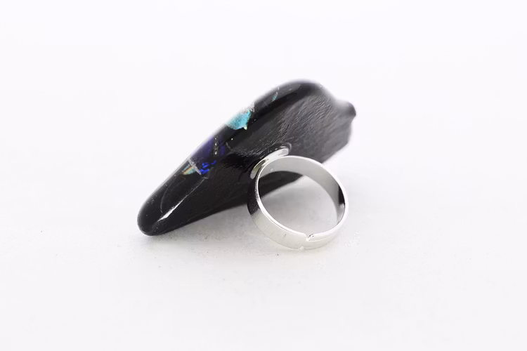 Ring av handgjort glas i svart, blått och guld