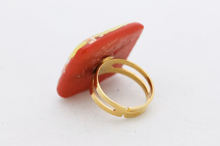 Ring av handgjort glas i rött, gult och orange