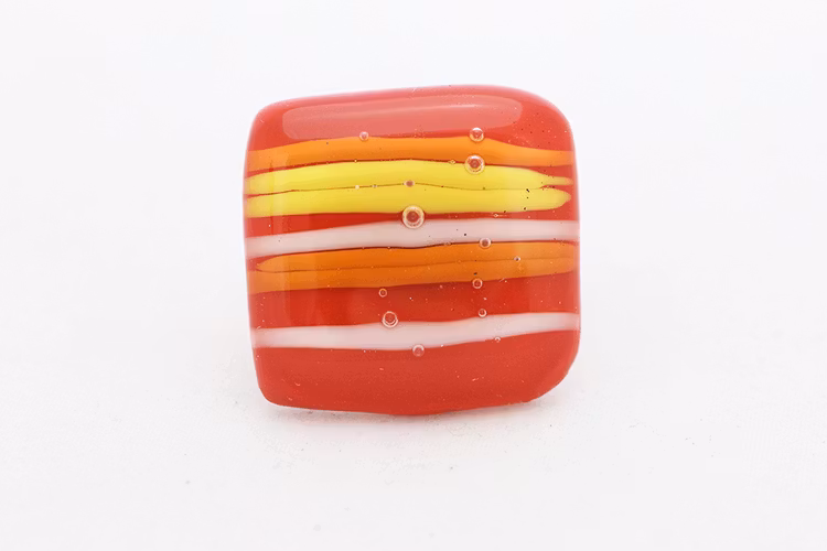 Ring av handgjort glas i rött, gult och orange