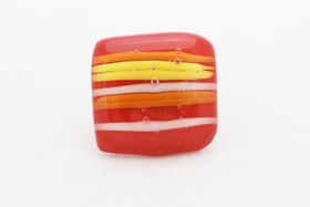 Ring av handgjort glas i rött, gult och orange