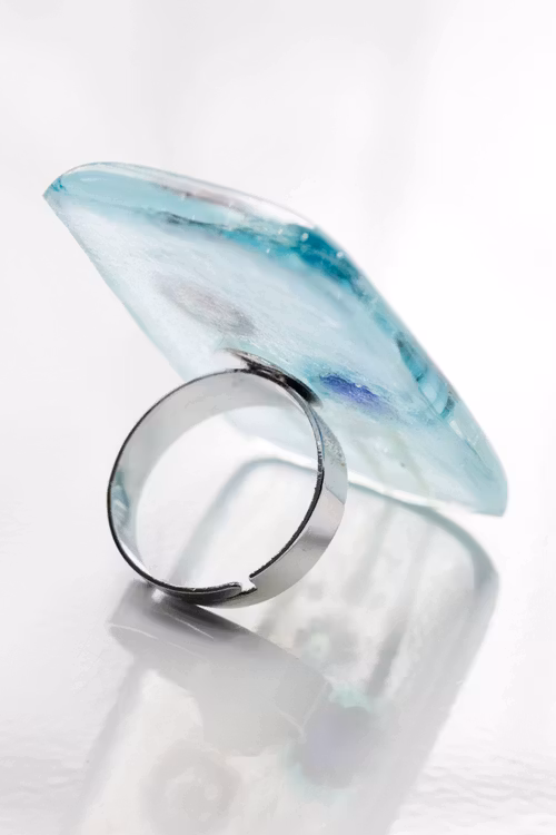 Ring av handgjort glas i turkos med blommor