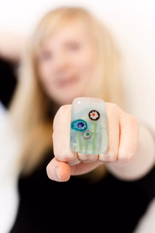 Ring av handgjort glas i turkos med blommor