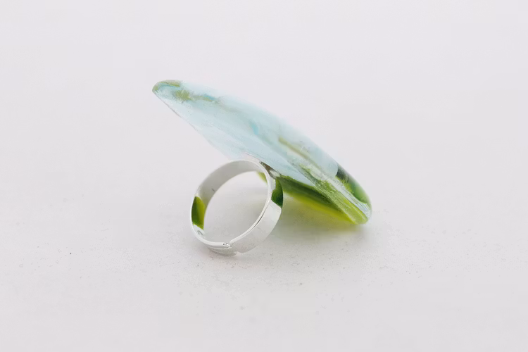 Ring av handgjort glas i blått och grönt med blommor och trollsländor