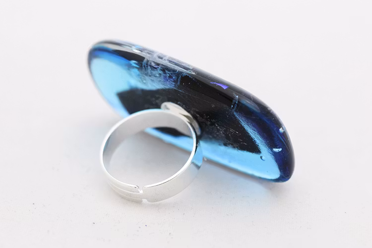 Ring av handgjort glas i blått och turkos