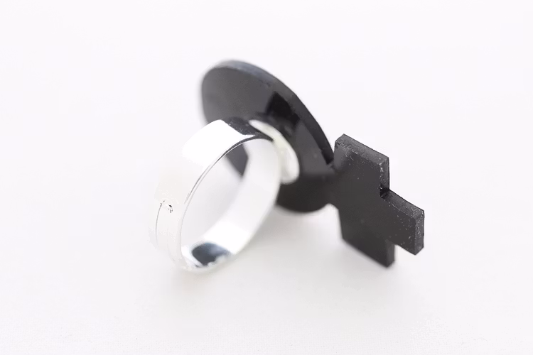 Feminist, ring