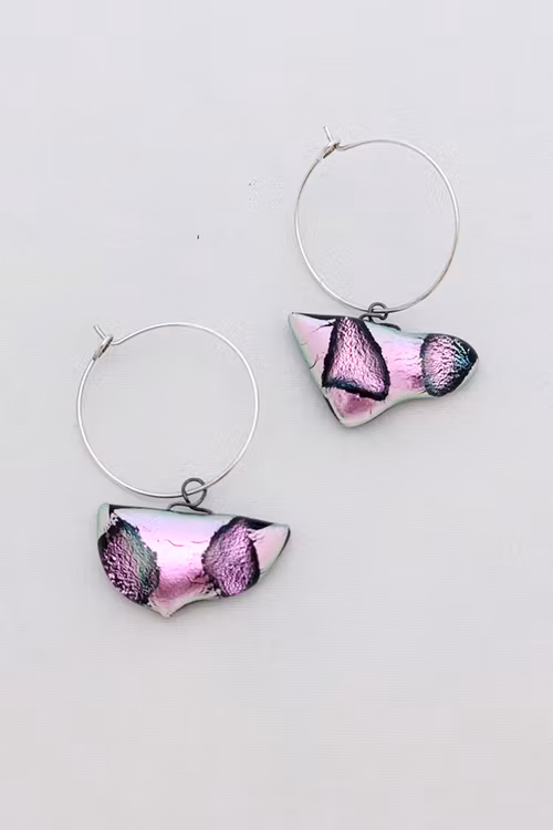 Örhängen av handgjort glas i rosa