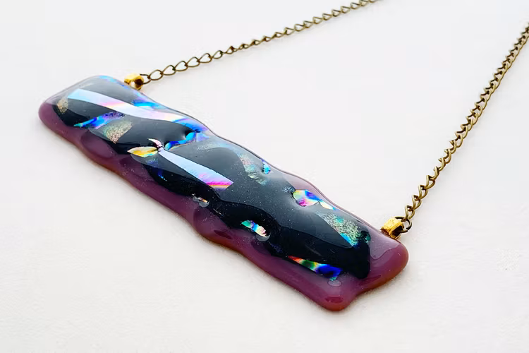 Halsband av handgjort glas