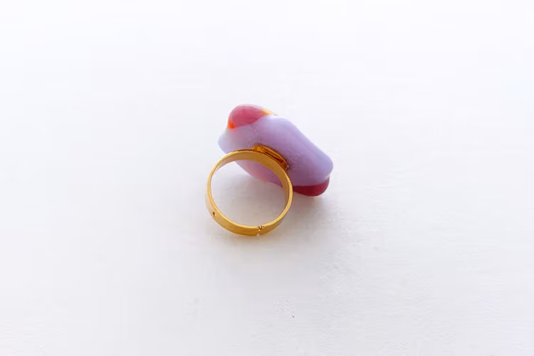 Ring av handgjort glas i regnbågens färger