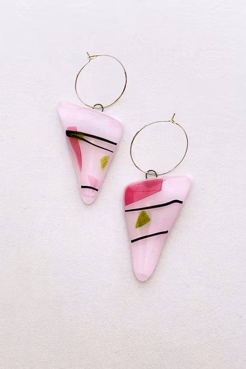 Örhängen av handgjort glas i rosa, svart och grönt