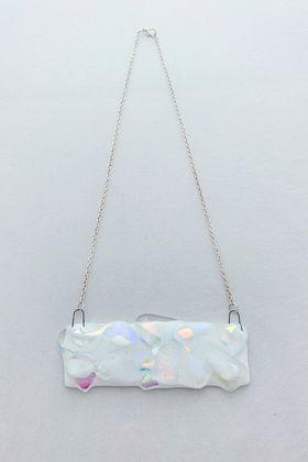 Halsband av handgjort glas i vitt