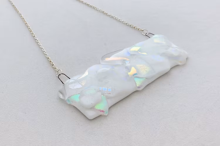 Halsband av handgjort glas i vitt