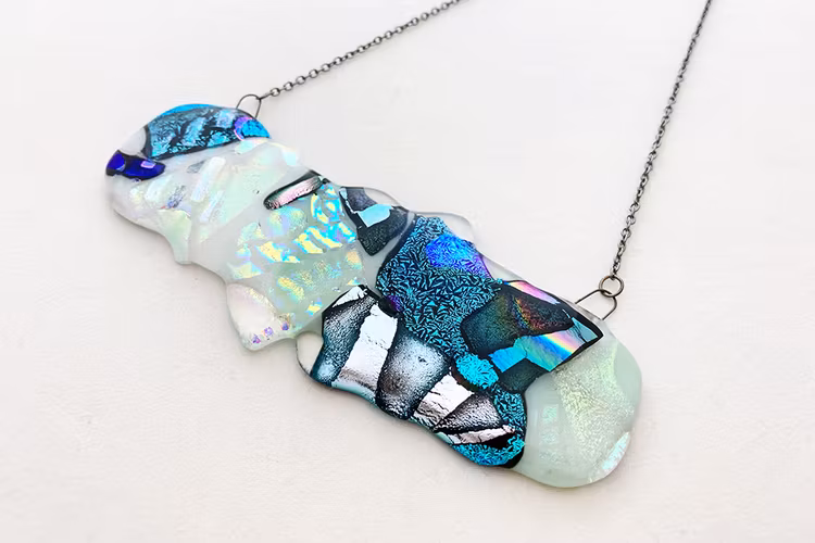 Halsband av handgjort glas