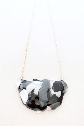 Halsband av handgjort glas i svart, grått och vitt