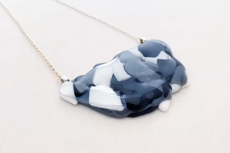 Halsband av handgjort glas i svart, grått och vitt