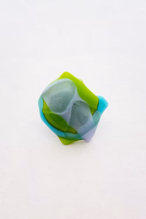 Ring av handgjort glas i grönt, lila och turkos