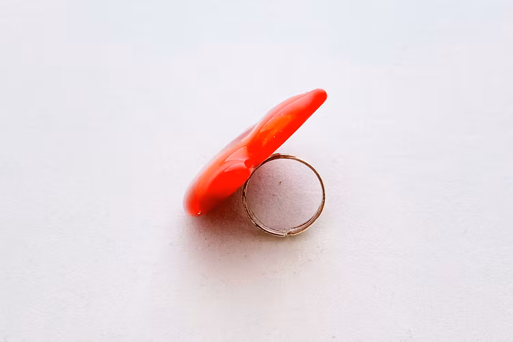 Ring av handgjort glas i rött och orange