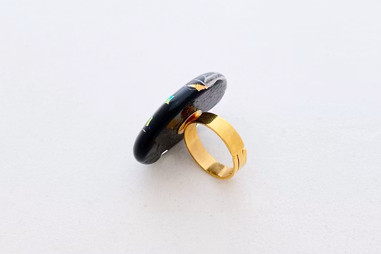 Ring av handgjort glas