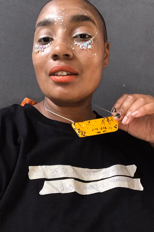 Halsband av handgjort glas i gul och svart