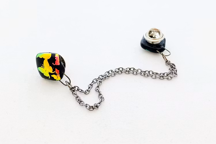 Kragbrosch av handgjort glas med fjärilar