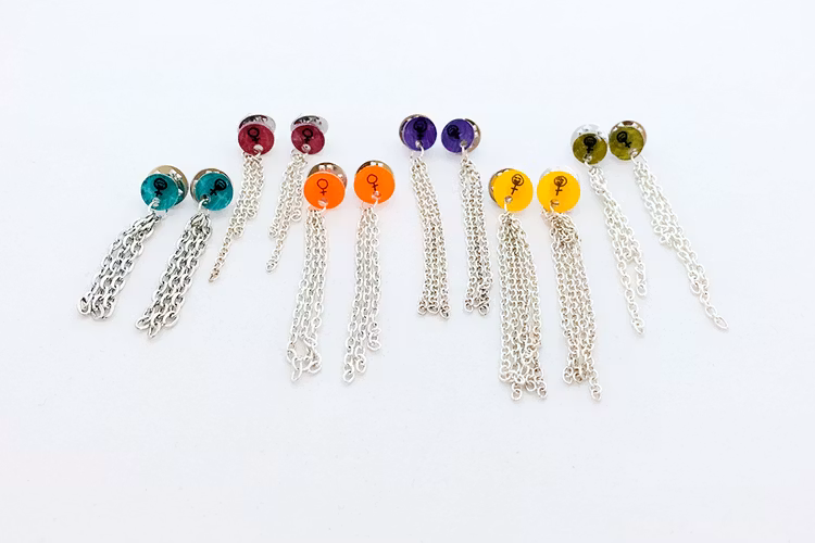 Feminist, kragbroscher med tassels