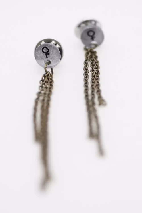 Feminist, kragbroscher med tassels