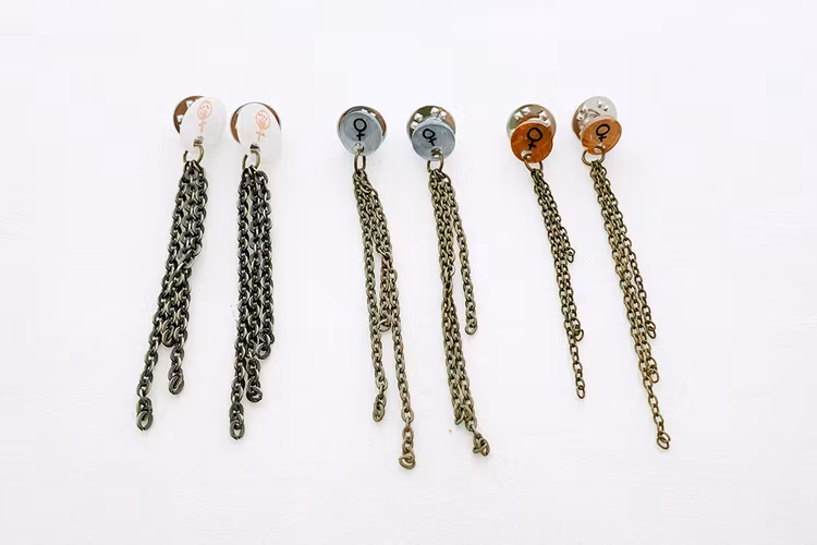 Feminist, kragbroscher med tassels