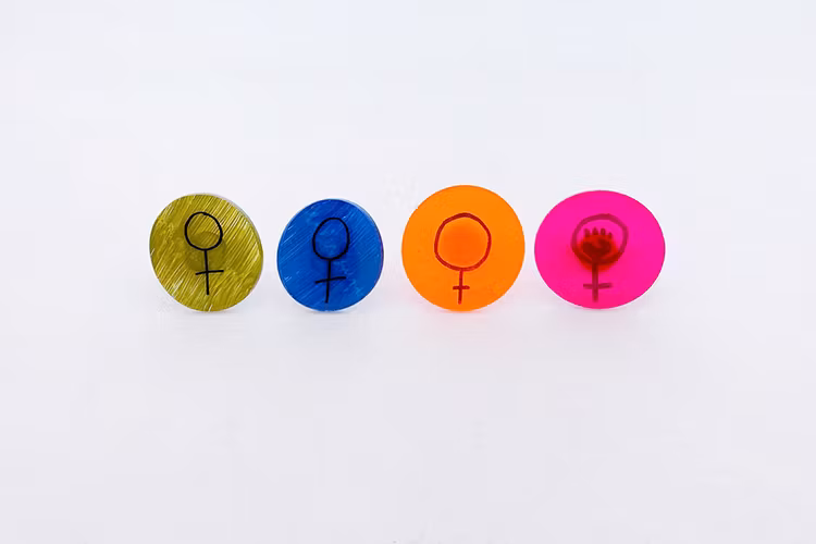 Feminist, ring