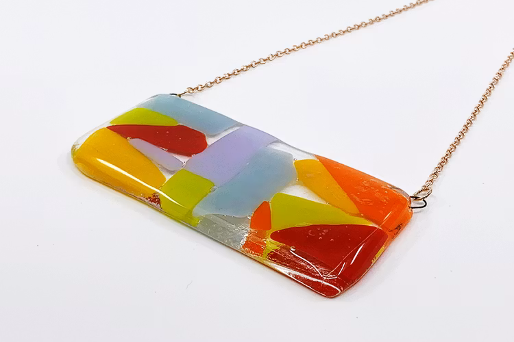 Halsband av handgjort glas i regnbågens färger